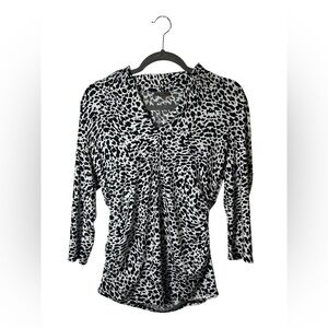 Vince Camuto Women’s Animal Print Ruched V-Neck Top Black White Medium